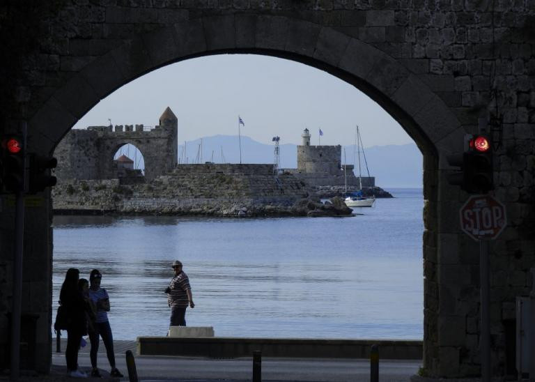 Ρόδος: Σάλος με Γερμανό δημοσιογράφο! Καταγγελίες ξενοδόχου για απάτη με γνωστή ταξιδιωτική ιστοσελίδα